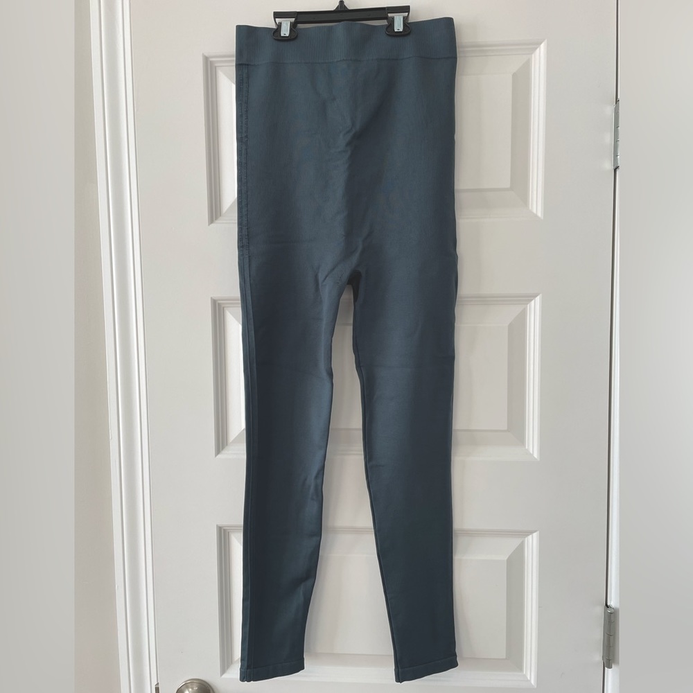 Blanqi Everyday Maternity Leggings size medium, color Storm